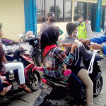 Gratis Naik Perahu Mesin, Masyarakat Ramai Kunjungi Pelabuhan Kamal