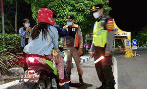 Nekat Masuk Surabaya, Pengendara Luar Kota Diputar Balik Petugas
