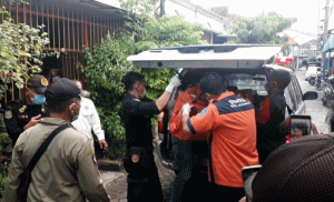 Di Rumah Sendiri, Seorang Perempuan Tua Ditemukan Tewas Membusuk