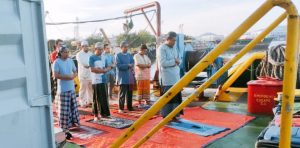 Suasana Sholat Idul Fitri di Atas Kapal