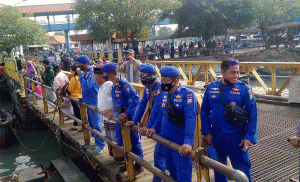 Pengunjung Ramai, Begini yang Dilakukan Personel Polairud di Dermaga Pelabuhan Kamal