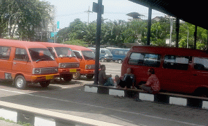 Jelang Peniadaan Mudik, Penumpang Sepi Angkutan Umum Menumpuk di Terminal