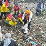 Guru dan Keluarga Gelar Aksi Bersih Pantai Coklat Suramadu