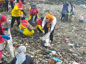 Guru dan Keluarga Gelar Aksi Bersih Pantai Coklat Suramadu