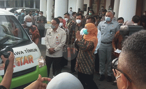 Gubernur Jatim Khofifah Melepas 10 Mobil Samsat Keliling