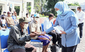 Gubernur Khofifah Berbagi 200 Paket Sembako Untuk Wong Cilik