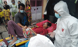 Dibantu Jogoboyo, Penderita TBC Akut Dievakuasi ke Rumah Sakit