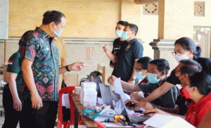 Wabup Suiasa Apresiasi Dedikasi Tenaga Kesehatan Dalam Melayani Vaksinasi