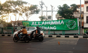 Jelang Hari Jadi Persebaya, Bonek “Hijaukan” Surabaya