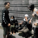 Nyaris Pingsan, Tiga Bonek Diselamatkan Seorang Polwan