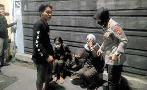 Nyaris Pingsan, Tiga Bonek Diselamatkan Seorang Polwan