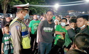 Dipenuhi Para Bonek, Gelora 10 November Diblokade Polisi