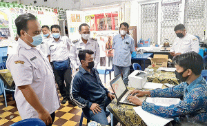 Camat Pabean Cantikan Ngantor di Balai RW Kelurahan Nyamplungan