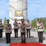 Hari Bhayangkara ke 75, Kapolda Jatim Irjen Pol Nico Ziarah ke TMP 10 November