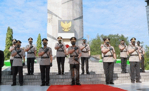 Hari Bhayangkara ke 75, Kapolda Jatim Irjen Pol Nico Ziarah ke TMP 10 November