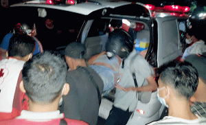 Diduga Dalam Pengaruh Alkohol, Pengendara Motor Matic Tabrak Mobil