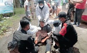 Diduga Mengantuk, Pengendara Motor Tabrak Truk Parkir