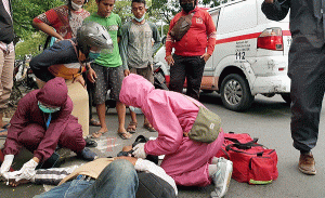 Akibat Terobos Traffic Light, Pick Up Tabrak Pengendara Motor