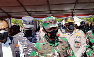 Serbuan Vaksin Nasional TNI Polri di Wisata Kenpark, Surabaya