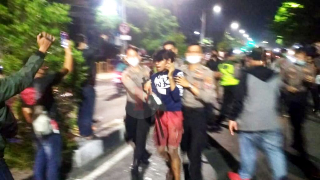 Ricuh, Polisi Bubarkan Bonek di Kapas Krampung