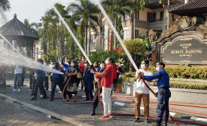 Sebanyak 64.000 Liter Eco-Enzyme Organic Disemprotkan di Puspem Badung