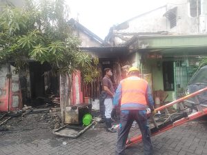 Terdengar Dua Kali Ledakan dari Sebuah Kedai Makanan yang Terbakar