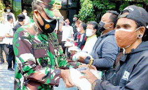 Forkopimda Surabaya Bagikan Bansos ke Warga Airlangga Gubeng