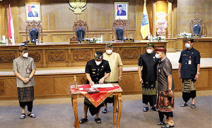 Bupati Badung Giri Prasta dan Pimpinan DPRD Tandatangani Raperda