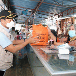 PPKM Level 4, Bupati Lamongan YES Salurkan Sembako dan Sosialisasikan ke Pedagang