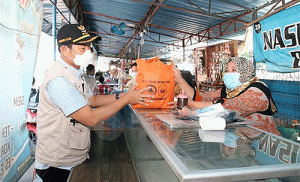 PPKM Level 4, Bupati Lamongan YES Salurkan Sembako dan Sosialisasikan ke Pedagang