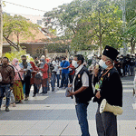 Arek Jogoboyo Bantu Pengamanan Vaksinasi Massal di Gelora 10 November