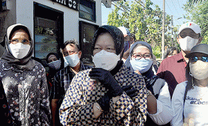 Mensos Risma Tinjau Pembagian Bansos di Kelurahan Kertajaya