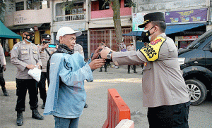 Tingkatkan Penerapan Prokes, Polres Lebak Bagikan 5 Ribu Masker di Pasar Rangkasbitung