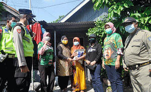 Polsek Gubeng Salurkan Paket Sembako ke Warga Terdampak Covid-19