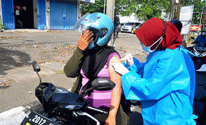 Vaksinasi Covid-19, Polres Pelabuhan Tanjung Perak Gelar Secara Drive Thru