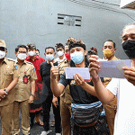 Bupati Giri Prasta Pantau Penyaluran BLT dengan QR Code di Kecamatan Kuta