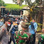 Peringati HUT ke-76 RI, Petugas TPS Kedondong, Surabaya Terima Bantuan Sembako