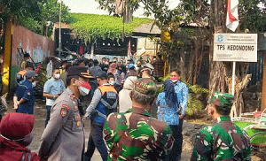 Peringati HUT ke-76 RI, Petugas TPS Kedondong, Surabaya Terima Bantuan Sembako