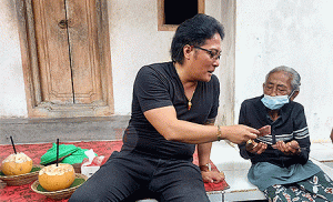 Diharapkan sebagai Jaminan Kesejahteraan Masyarakat, Bupati Giri Prasta Pantau Penyaluran BLT QR-Code