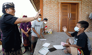 Bupati Badung Giri Prasta Pantau Penyaluran BLT di Kuta Selatan