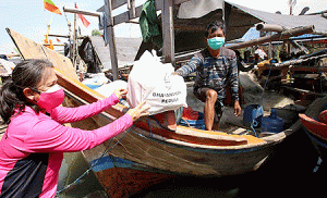 HKGB ke-69, Ketum Bhayangkari Bagikan Bansos ke Nelayan Muara Angke