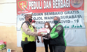 Peduli Ojol Perempuan, Ormas Arek Jogoboyo Salurkan Paket Sembako