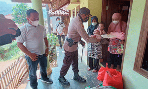Kapolres Sumedang Beri Bantuan pada Anak Yatim Piatu di Desa Citengah
