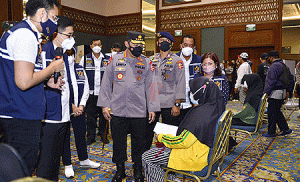 Kapolri Lepas Bus Vaksinasi Keliling Sasar Warga yang Tak Terjangkau