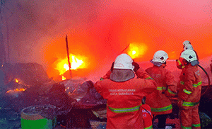 Ludes Dilalap Api, Gudang Barang Bekas di Asemrowo, Surabaya