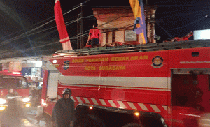 Sebuah Rumah Dilalap Api di Kupang Krajan, Surabaya