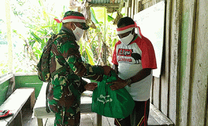 Jelang HUT ke-76 RI, Kodam XVIII/Kasuari Beri Bingkisan Sembako ke Kampung Terisolir