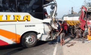 Diduga Mengantuk, Sopir Bus Mira Terjepit di Kabin Usai Hantam Truk di Jombang