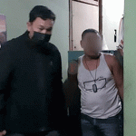 Bersembuyi di Plafon Rumah Warga, Pelaku Penganiayaan Diborgol Polisi di Abepura