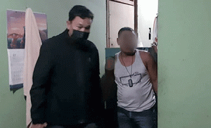 Bersembuyi di Plafon Rumah Warga, Pelaku Penganiayaan Diborgol Polisi di Abepura